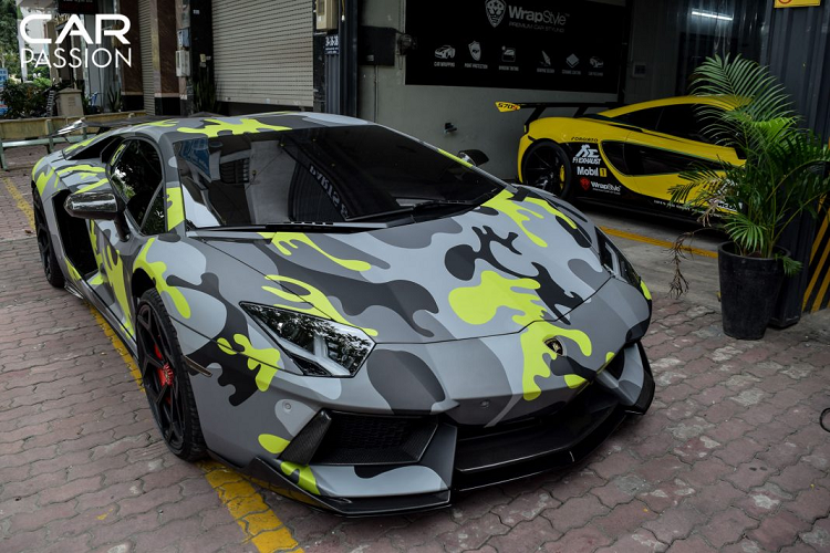 Lamborghini Aventador được ra mắt vào năm 2011, là một tượng đài vững chắc trong giới siêu xe. Với công suất lên tới 700 mã lực cho phiên bản tiêu chuẩn, nó trở thành mơ ước của hàng triệu người mê xe. Lamborghini Aventador sở hữu thiết kế góc cạnh, hầm hố cùng cửa cắt kéo khiến chiếc xe trở nên hầm hố. Để phù hợp với truyền thống của Lamborghini, Aventador được đặt tên theo một con bò tót chiến đấu.