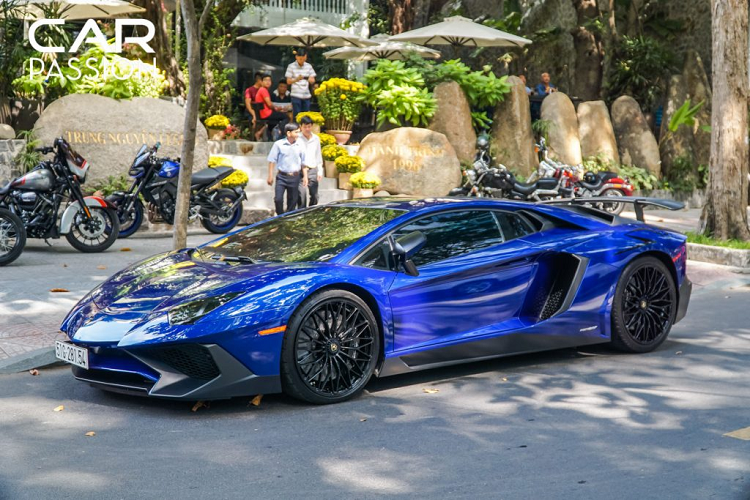 Sau 8 năm ra mắt, Aventador đã được phát triển tới 7 phiên bản cùng những phiên bản phát triển dựa trên nền tảng Aventador như Lamborghini Veneno, Lamborghini Centenario, Aventador J. Aventador thu hút được khá nhiều người kể cả những người không quá đam mê xe.