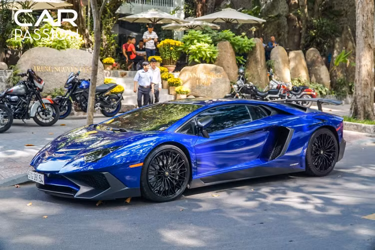 Sau 8 năm ra mắt, Aventador đã được phát triển tới 7 phiên bản cùng những phiên bản phát triển dựa trên nền tảng Aventador như Lamborghini Veneno, Lamborghini Centenario, Aventador J. Aventador thu hút được khá nhiều người kể cả những người không quá đam mê xe.