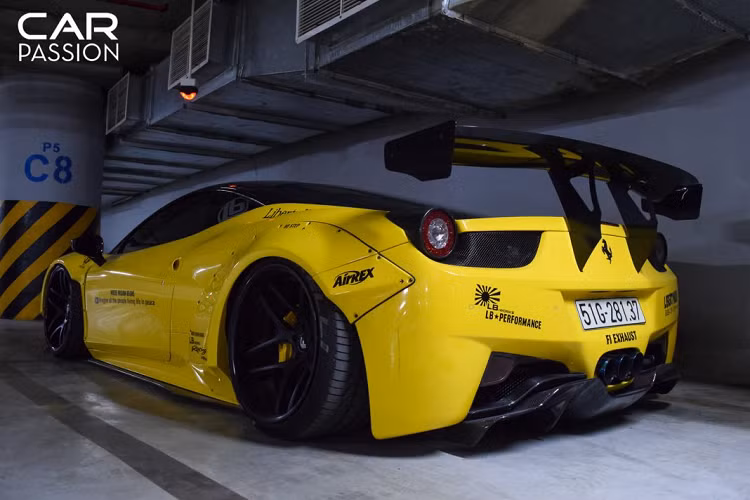 Dường như 458 mang một vẻ đẹp không tuổi, đã trải qua 10 năm kể từ ngày ra mắt với sự thay thế bởi 488, chiếc xe này vẫn luôn thu hút được ánh nhìn từ mọi người trong mỗi lần xuất hiện.