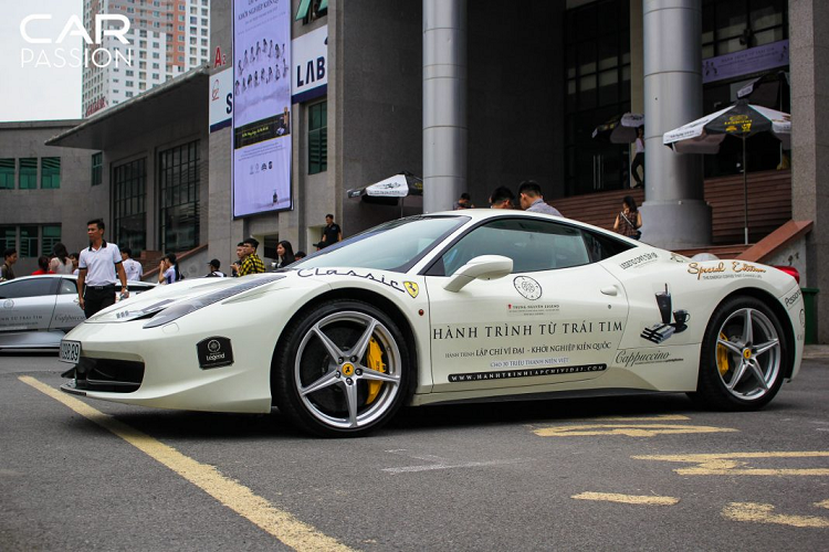 Ferrari 458 Italia - Cái tên mà bất cứ những người mê xe nào đều thuộc nằm lòng. Chiếc xe sở hữu thiết kế được tạo nên bởi sự kết hợp giữa nhà thiết kế nổi tiếng Donato Coco và hãng thiết kế xe Pininfarina, vì vậy những đường nét cũng như hình dáng của 458 Italia được ví như “một tác phẩm nghệ thuật”.