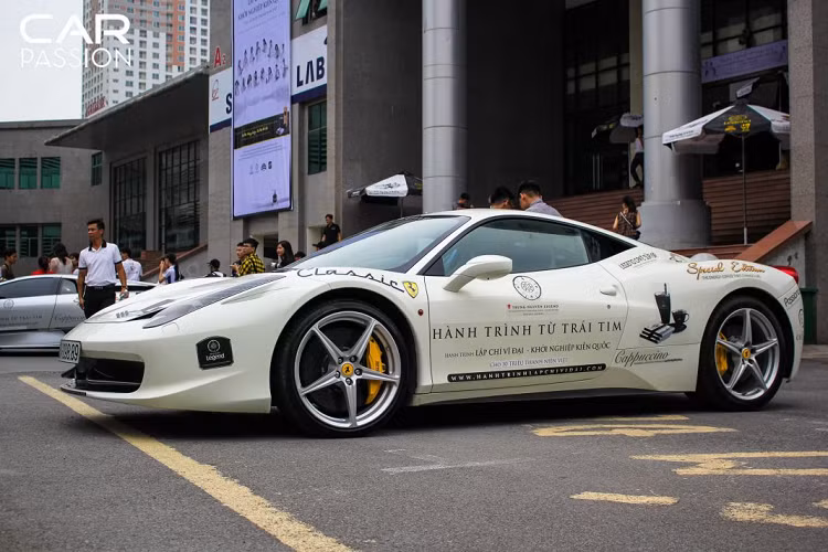 Ferrari 458 Italia - Cái tên mà bất cứ những người mê xe nào đều thuộc nằm lòng. Chiếc xe sở hữu thiết kế được tạo nên bởi sự kết hợp giữa nhà thiết kế nổi tiếng Donato Coco và hãng thiết kế xe Pininfarina, vì vậy những đường nét cũng như hình dáng của 458 Italia được ví như “một tác phẩm nghệ thuật”.