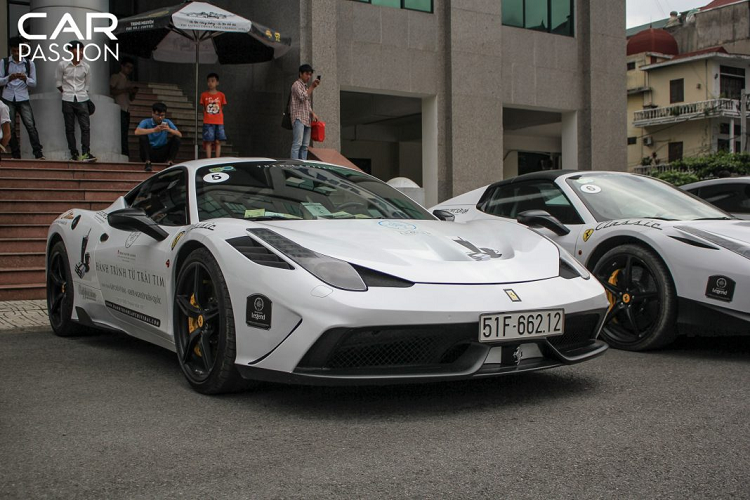 Chiếc Ferrari 458 Italia đầu tiên được nhập khẩu về Việt Nam mang ngoại thất màu đen vào năm 2010, chỉ khoảng 1 năm kể từ ngày chiếc xe được chính thức ra mắt. Chiếc xe được trang bị gói độ thân rộng, đồng thời cũng là chiếc xe khơi nguồn cho phong trào độ Liberty Walk tại Việt Nam. Hay ta còn phải kể đến chiếc Ferrari 458 Italia được trang bị gói nâng cấp bởi thương hiệu Misha. Gói độ này cho phiên bản 458 có phần “giống” với bản 488 Misha