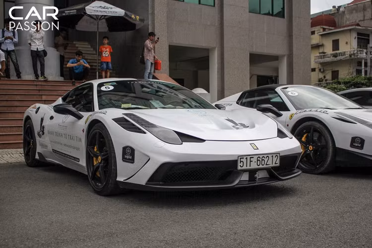 Chiếc Ferrari 458 Italia đầu tiên được nhập khẩu về Việt Nam mang ngoại thất màu đen vào năm 2010, chỉ khoảng 1 năm kể từ ngày chiếc xe được chính thức ra mắt. Chiếc xe được trang bị gói độ thân rộng, đồng thời cũng là chiếc xe khơi nguồn cho phong trào độ Liberty Walk tại Việt Nam. Hay ta còn phải kể đến chiếc Ferrari 458 Italia được trang bị gói nâng cấp bởi thương hiệu Misha. Gói độ này cho phiên bản 458 có phần “giống” với bản 488 Misha