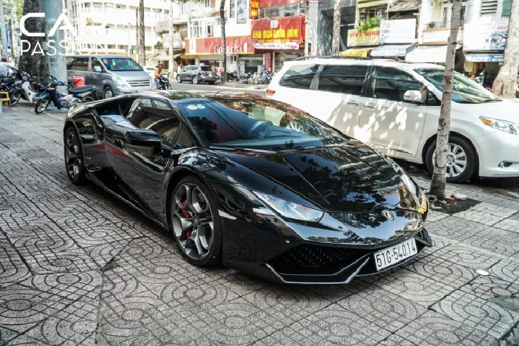 Ở Việt Nam, đa phần những chiếc Huracan đều thuộc phiên bản LP610-4, có 2 chiếc thuộc phiên bản dẫn động cầu sau LP580-2. Hiện tại, số lượng Huracan đã lên tới hơn 10 chiếc. Phần lớn những chiếc xe này đều mang trên mình những màu sắc sặc sỡ như cam, đỏ, vàng, …