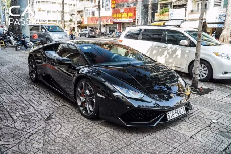 Ở Việt Nam, đa phần những chiếc Huracan đều thuộc phiên bản LP610-4, có 2 chiếc thuộc phiên bản dẫn động cầu sau LP580-2. Hiện tại, số lượng Huracan đã lên tới hơn 10 chiếc. Phần lớn những chiếc xe này đều mang trên mình những màu sắc sặc sỡ như cam, đỏ, vàng, …