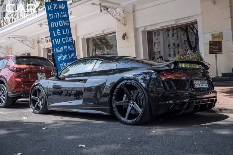 Audi R8 vẫn là một chiếc xe nằm trong top 5 những mẫu siêu xe được ưa chuộng nhất Việt Nam. Hiện tại, số lượng Audi R8 tại Việt Nam khá nhiều, trong đó có một chiếc số sàn độc nhất thuộc phiên bản Type 42.
