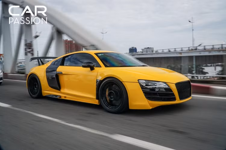 Chiếc siêu xe Audi R8 lần đầu tiên được ra mắt công chúng vào năm 2006. Audi R8 tính đến nay đã phát triển tới thế hệ thứ hai. Audi R8 là chiếc siêu xe đình đám và phổ biến nhất tới từ thương hiệu Audi. Audi mang tới cho khách hàng hai phiên bản R8 V8 và R8 V10 Plus.