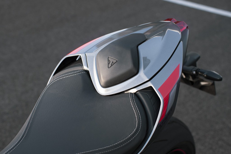 Cặp đèn pha kép "mắt bọ ngựa" đặc trưng của chiếc xe vẫn được giữ lại, nhưng nay dữ dằn hơn với choá pha vuốt vào phần trung tâm và kèm theo dải LED định vị như một đôi mắt đang lườm.