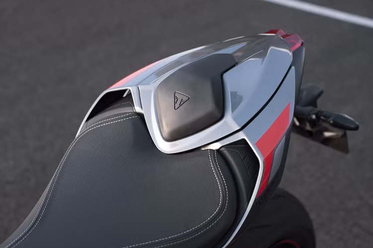 Cặp đèn pha kép "mắt bọ ngựa" đặc trưng của chiếc xe vẫn được giữ lại, nhưng nay dữ dằn hơn với choá pha vuốt vào phần trung tâm và kèm theo dải LED định vị như một đôi mắt đang lườm.