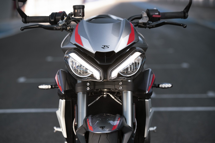 Trên phiên bản của mẫu xe môtô Triumph Street Triple RS 2020, điểm mới dễ nhận ra nhất của chiếc xe là thiết kế. Những chi tiết được giữ lại ở phiên bản cũ chỉ còn lại chắn bùn trước sau và bình xăng - phần thân vỏ còn lại đã được thay đổi theo hướng thể thao và góc cạnh hơn.