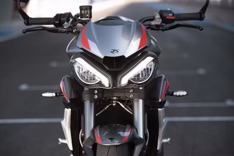Trên phiên bản của mẫu xe môtô Triumph Street Triple RS 2020, điểm mới dễ nhận ra nhất của chiếc xe là thiết kế. Những chi tiết được giữ lại ở phiên bản cũ chỉ còn lại chắn bùn trước sau và bình xăng - phần thân vỏ còn lại đã được thay đổi theo hướng thể thao và góc cạnh hơn.