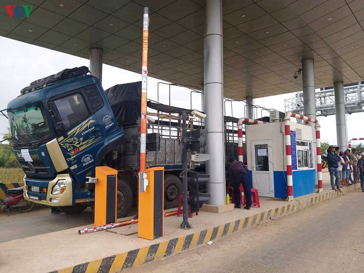 Tram BOT Quoc lo 26 that thu ngay ngay dau thu phi-Hinh-2