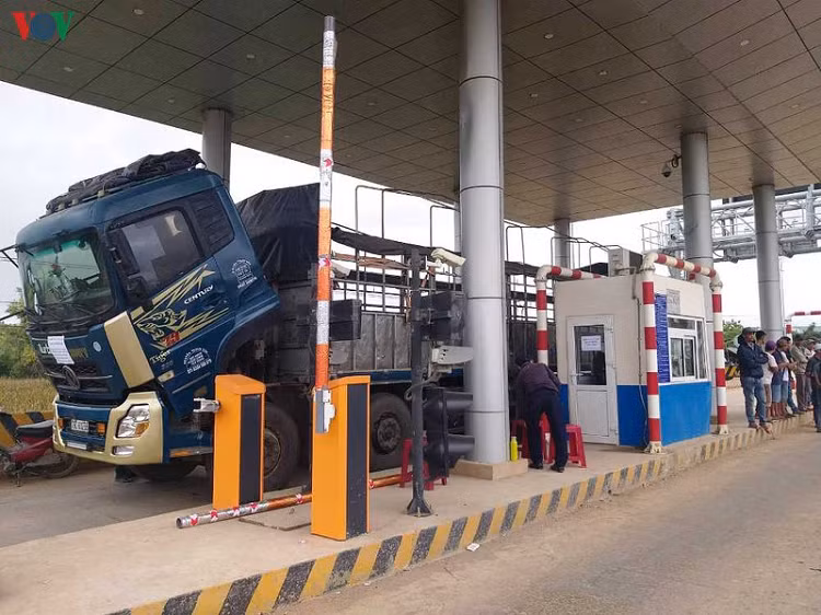 Tram BOT Quoc lo 26 that thu ngay ngay dau thu phi-Hinh-2