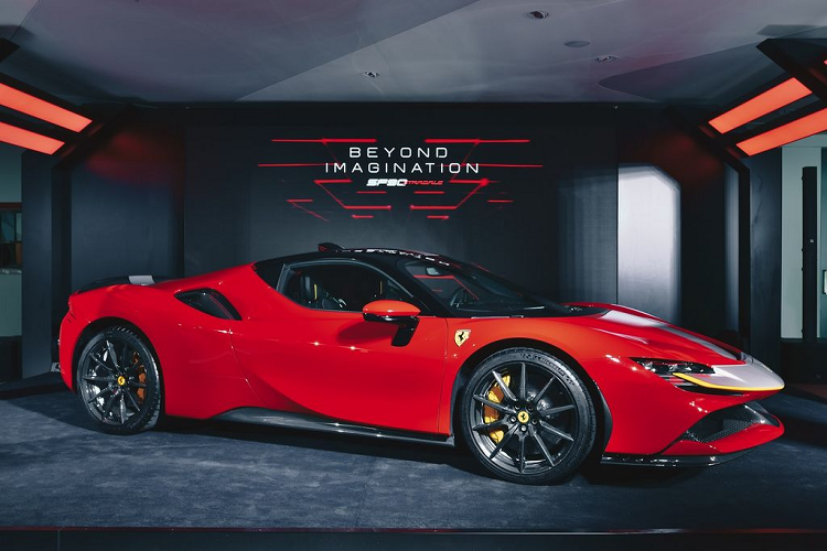 Theo đó, hãng siêu xe Ý - Ferrari mới đây vừa chính thức mang siêu xe Ferrari SF90 Stradale tới Hồng Kông để trưng bày tới tầng lớp thượng lưu nơi đây. Với mức giá khởi điểm từ 7.453.000 đô la HK (khoảng 22,1 tỷ đồng), đây là một trong những mẫu siêu xe Ferrari có giá bán cao nhất tại thị trường đầy tiềm năng này.