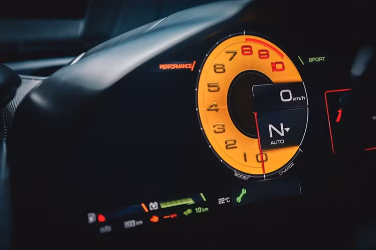 So với đầu xe, phần đuôi của Ferrari SF90 Stradale cũng không kém phần thể thao với cặp ống xả kép hình tròn đặt ngay phía giữa đuôi xe. Cụm đèn hậu dạng LED hình chữ nhật lạ mắt, khác hẳn so với kiểu tròn của các mẫu xe như 488 GTB... Carbon là vậy liệu được sử dụng xuyên suốt trong quá trình chế tạo siêu phẩm nước Ý.