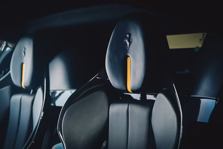 Ferrari SF90 Stradale được tích hợp sẵn 4 chế độ lái, bao gồm cả chế độ tối ưu nhiên liệu. Về truyền động, siêu phẩm Ferrari SF90 Stradale sử dụng động cơ xăng V8 tăng áp, dung tích 4.0L, cho ra công suất 769 mã lực và 800 Nm mô-men xoắn cực đại. Đi kèm với đó còn là hệ truyền động hybrid với 3 mô-tơ điện, cung cấp thêm 217 mã lực.