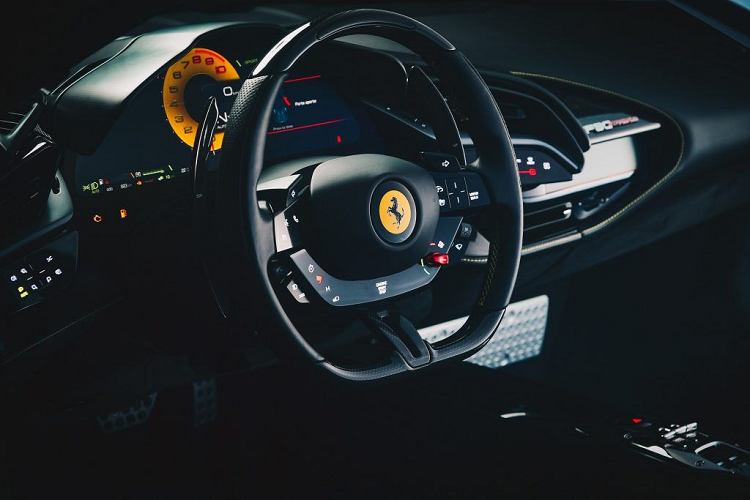 Bước vào không gian cabin, Ferrari SF90 Stradale tiếp tục mang tới sự đơn giản nhưng đậm nét quyến rũ nhờ thiết kế đầy tinh tế. Mọi chi tiết thừa, các núm bấm vậy lý thô cứng dường như đã bị loại bỏ khỏi siêu phẩm này để nhường chỗ cho các hệ thống giải trí, thông tin hiện đại.