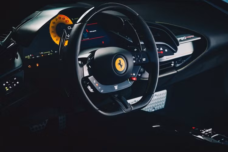 Bước vào không gian cabin, Ferrari SF90 Stradale tiếp tục mang tới sự đơn giản nhưng đậm nét quyến rũ nhờ thiết kế đầy tinh tế. Mọi chi tiết thừa, các núm bấm vậy lý thô cứng dường như đã bị loại bỏ khỏi siêu phẩm này để nhường chỗ cho các hệ thống giải trí, thông tin hiện đại.