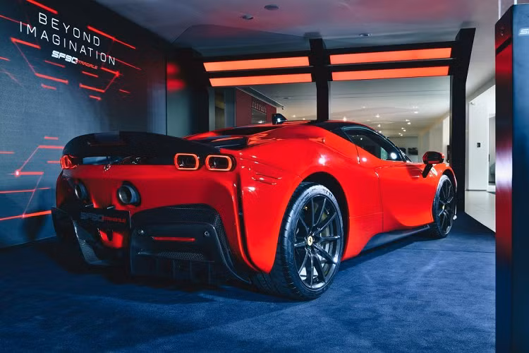 Về ngoại thất, Ferrari SF90 Stradale 2019 mới xứng đáng là một siêu phẩm đương đại. Sở hữu ngoại hình nổi bật và bắt mắt với những đường nét thiết kế mềm mại pha trộn nét hiện đại, tinh tế, Ferrari SF90 Stradale tạo sự riêng biệt và không thể bị nhầm lẫn với những "người anh em" khác trong gia đình Ferrari.