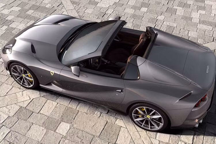 Vừa ra mắt cách đây không lâu, siêu xe Ferrari 812 GTS mui trần sử dụng động cơ V12 đầu tiên của hãng trong hơn 50 năm qua. Giống với phiên bản mui cứng, Ferrari 812 GTS cũng sử dụng động cơ V12 hút khí tự nhiên, tạo ra công suất 789 mã lực, nhờ đó, xe có thể tăng tốc lên 100 km/h chỉ trong 2,9 giây và tốc độ tối đa đạt 340 km/h. Phần mui xe có thể xếp gọn phía sau trong chỉ 14 giây