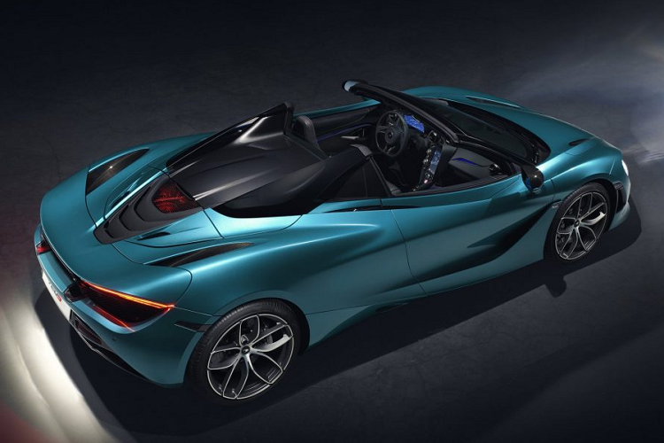 Mclaren 720S Spider hiện đang là một hiện tượng tại các đường đua drag cùng các kiểu đường đua khác với khả năng vận hành “bá đạo” nhất trong phân khúc. Trên phiên bản mui trần, xe sở hữu khả năng đóng mở mui trong 14 giây mà gần như không tạo ra bất kì tiếng động nào khi thực hiện.