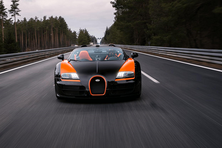 Bugatti Veyron Grand Sport Vitesse WRE Với phiên bản WRE này, chiếc Bugatti Veyron Grand Sport Vitesse sẽ sở hữu màu sơn cam – đen bắt mắt, giống với chiếc Veyron Super Sport WRE. Xe cũng nắm giữ cho mình một kỷ lục tốc độ tối đa cao nhất cho xe mui trần trước khi bị Venom GT phá vỡ. Xe được trang bị động cơ W12 8.0 lít với 4 bộ tăng áp, tạo ra công suất 1.184 mã lực.
