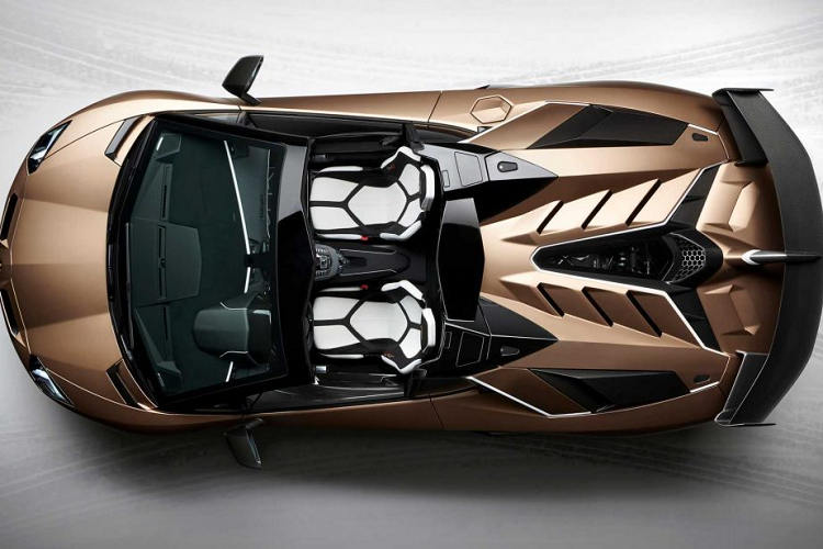Không chỉ là một cỗ máy mui trần với âm thanh ấn tượng, thiết kế vô cùng hầm hố, Lamborghini Aventador SVJ Roadster còn đang nắm giữ kỷ lục tốc độ tại nhiều đường đua nổi tiếng trên khắp thế giới. Phiên bản mui trần của xe vừa được ra mắt đầu năm nay, không chỉ cắt bỏ phần mui, khoang động cơ phía sau cũng được thiết kế lại ấn tượng hơn.