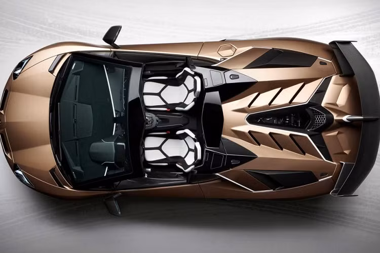 Không chỉ là một cỗ máy mui trần với âm thanh ấn tượng, thiết kế vô cùng hầm hố, Lamborghini Aventador SVJ Roadster còn đang nắm giữ kỷ lục tốc độ tại nhiều đường đua nổi tiếng trên khắp thế giới. Phiên bản mui trần của xe vừa được ra mắt đầu năm nay, không chỉ cắt bỏ phần mui, khoang động cơ phía sau cũng được thiết kế lại ấn tượng hơn.