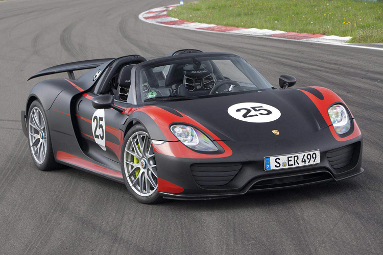Từng một thời nắm giữ kỷ lục tại Nurburgring, đến nay, Porsche 918 Spyder vẫn là một mẫu xe được nhiều người săn đón. Xe sử dụng động cơ V8 hút khí tự nhiên, dung tích 4,6 lít, kết hợp cùng hai động cơ điện đặt tại trục trước và trục sau của xe. Porsche 918 Spyder có khả năng tăng tốc lên 100 km/h chỉ trong 2,2 giây, tốc độ tối đa đạt 350 km/h.