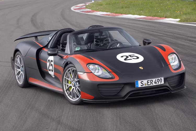 Từng một thời nắm giữ kỷ lục tại Nurburgring, đến nay, Porsche 918 Spyder vẫn là một mẫu xe được nhiều người săn đón. Xe sử dụng động cơ V8 hút khí tự nhiên, dung tích 4,6 lít, kết hợp cùng hai động cơ điện đặt tại trục trước và trục sau của xe. Porsche 918 Spyder có khả năng tăng tốc lên 100 km/h chỉ trong 2,2 giây, tốc độ tối đa đạt 350 km/h.