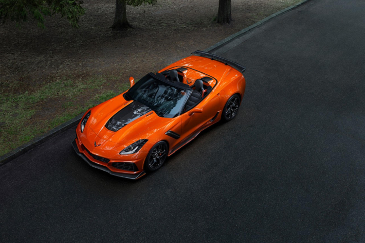 Phiên bản hiệu suất cao ZR1 của Corvette Stingray thế hệ thứ 7 vẫn sử dụng mui mở dạng targa như những thế hệ trước, tuy nhiên, Chevrolet cũng đã ra mắt song song phiên bản mui xếp điện dành cho mẫu xe này. Corvette ZR1 sử dụng động cơ V8 siêu nạp LT5, cho công suất cực đại lên đến 755 mã lực. Xe có khả năng đạt tốc độ 100 km/h trong chỉ 2,75 giây.