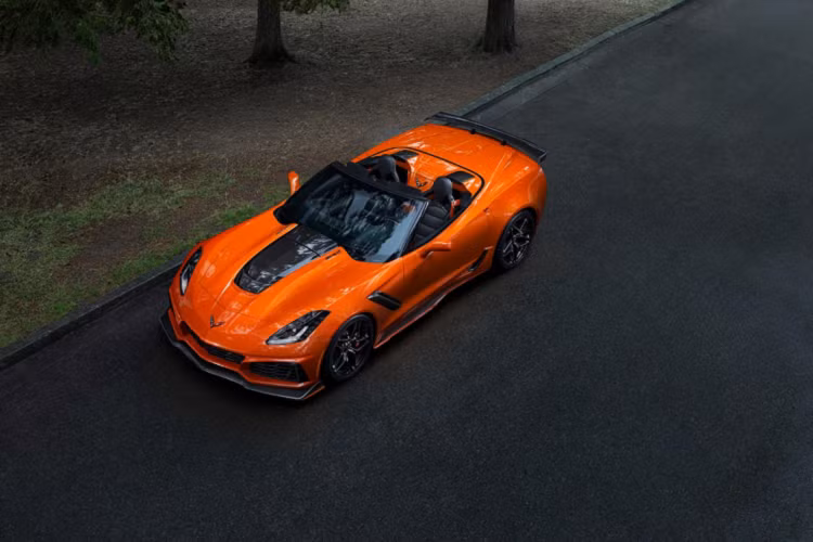 Phiên bản hiệu suất cao ZR1 của Corvette Stingray thế hệ thứ 7 vẫn sử dụng mui mở dạng targa như những thế hệ trước, tuy nhiên, Chevrolet cũng đã ra mắt song song phiên bản mui xếp điện dành cho mẫu xe này. Corvette ZR1 sử dụng động cơ V8 siêu nạp LT5, cho công suất cực đại lên đến 755 mã lực. Xe có khả năng đạt tốc độ 100 km/h trong chỉ 2,75 giây.