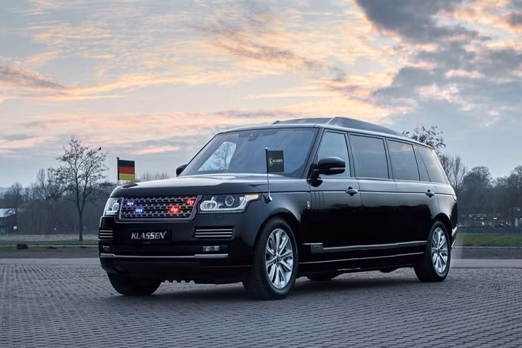 Ngoài việc kéo dài, chiếc Range Rover SVAutobiography LWB còn được bổ sung khả năng chống đạn ở cấp B7 - cấp cao nhất.