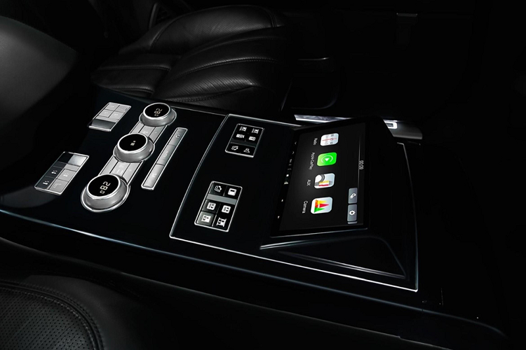 Toàn bộ các hệ thống giải trí trên xe như CD, DVD, dàn âm thanh cao cấp Bang&amp;Olufsen và đèn chạy ẩn đều được điều khiển qua điện thoại của chủ xe.