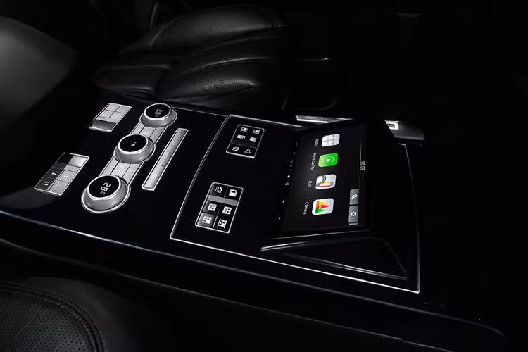 Toàn bộ các hệ thống giải trí trên xe như CD, DVD, dàn âm thanh cao cấp Bang&amp;Olufsen và đèn chạy ẩn đều được điều khiển qua điện thoại của chủ xe.