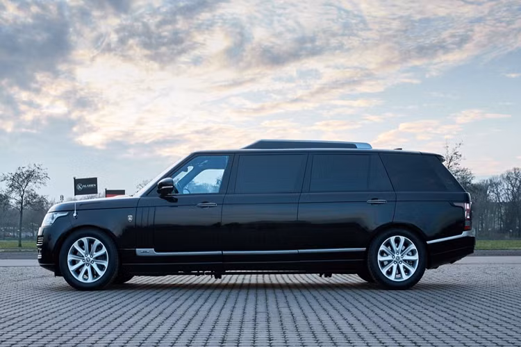Dù "tăng cân" đáng kể nhưng chiếc limousine Range Rover SVAutobiography LWB vẫn sở hữu động cơ V8 5.0L như xe nguyên bản. Động cơ này sản sinh công suất 561 mã lực và mô-men xoắn 700 Nm.