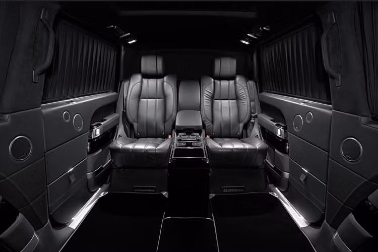 Ngoài việc kéo dài, chiếc Range Rover SVAutobiography LWB còn được bổ sung khả năng chống đạn ở cấp B7 - cấp cao nhất.