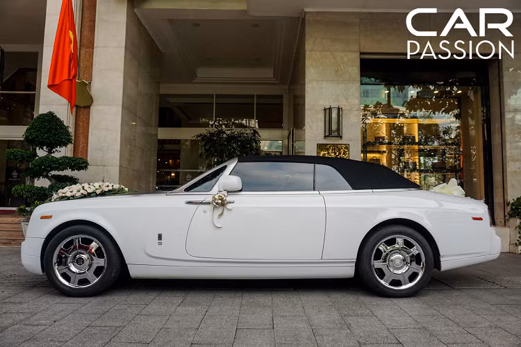 Rolls-Royce Phantom Drophead Coupe là mẫu xe mui với 4 chỗ ngồi những chỉ có 2 cửa nên phần cửa trên phiên bản mui trần của dòng Phantom huyền thoại đạ được nới rộng phần cửa ra để thuận tiện cho việc ra vào băng ghế phía sau.