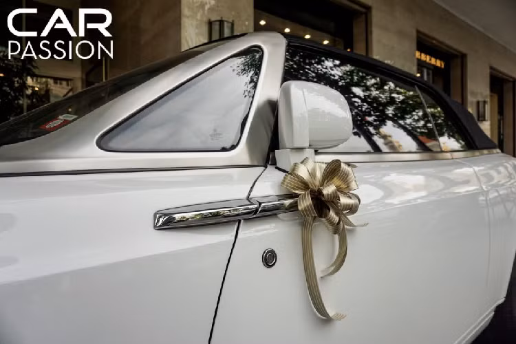 Chưa dừng lại ở đó, tay nắm cửa và đuôi xe được trang trí đẹp mắt không kém. Được biết, mẫu xe siêu sang đến từ Anh Quốc này vừa được chủ nhân mới cho Nam tiến sau một thời gian dài định cư tại Hà Nội.