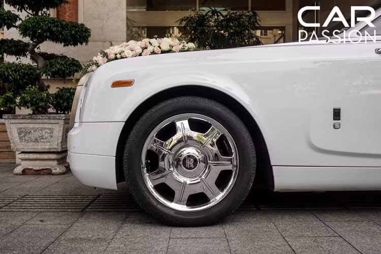 Điều này cũng gây ra khó khăn cho người ngồi ở hai ghế trước với thiết kế cửa suicide door ( cửa tự sát ) khi phải đưa tay ra phía sau để đóng cửa, thấu hiểu được điều này nên Rolls-Royce đã trang bị nút bấm đóng mở cửa trên Phantom Drophead Coupe.