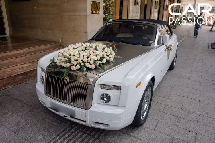Xe siêu sang Rolls-Royce Phantom Drophead Coupe sử dụng động cơ V12 với dung tích “khủng” 6.75 lít, sản sinh công suất cực đại 453 mã lực và mô men xoắn cực đại đạt 720 Nm.