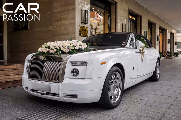 Bên cạnh những chiếc Phantom hay Ghost thì Rolls-Royce Phantom Drophead Coupe cũng là một cái tên sáng giá có thể đảm nhận trọng trách đưa đón cô dâu và chú rể, chiếc xe mui trần siêu sang này chỉ có số lượng đếm trên đầu ngón tay tại Việt Nam và có giá bán không dưới 20 tỷ đồng tại thời điểm năm 2008.