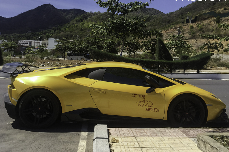 Khác biệt so với chiếc Lamborghini Huracan hàng độc này được trang bị gói độ Vorsteiner Novara Edizione với phần đầu được thay mới hoàn toàn thì gói độ Mansory Torofeo chỉ bổ sung cho phần đầu xe một bộ ốp được làm bằng sợi carbon với hai hốc gió bên hông.