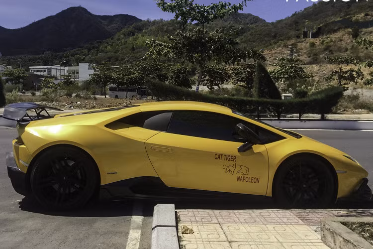 Khác biệt so với chiếc Lamborghini Huracan hàng độc này được trang bị gói độ Vorsteiner Novara Edizione với phần đầu được thay mới hoàn toàn thì gói độ Mansory Torofeo chỉ bổ sung cho phần đầu xe một bộ ốp được làm bằng sợi carbon với hai hốc gió bên hông.