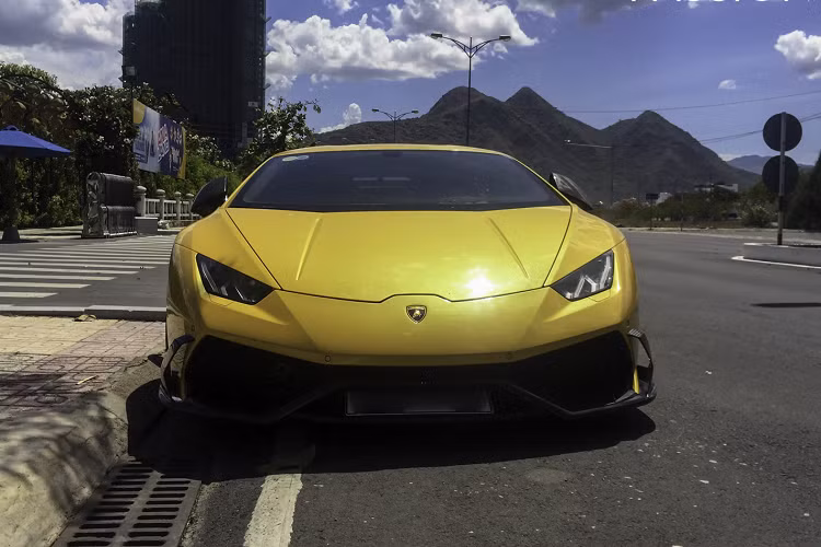 Mới đây nhất sau thời gian dài nằm “phủ bụi” thì chiếc siêu xe Lamborghini Huracan này đã chính thức tái xuất trở lại trên đường phố Nha Trang. Lớp sơn ngoại thất mang màu vàng Giallo Midas của “siêu bò” càng thêm nổi bật dưới ánh nắng, bên cạnh đó, không thể không kể đến bộ bodykit hàng hiệu Mansory Torofeo đắt giá.