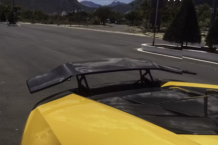 Bản độ Mansory Trofeo này được chủ nhân trang bị bộ mâm hàng hiệu đắt giá Vossen Forged với kích thước 20 inch cho bánh trước và 21 inch cho bánh sau, mâm xe được sơn đen đồng màu với cùm phanh bên trong giúp tổng thể của xe thêm phần nam tính. Xe sử dụng hệ thống phanh đĩa carbon ceramic với đĩa phanh kích thước lớn.