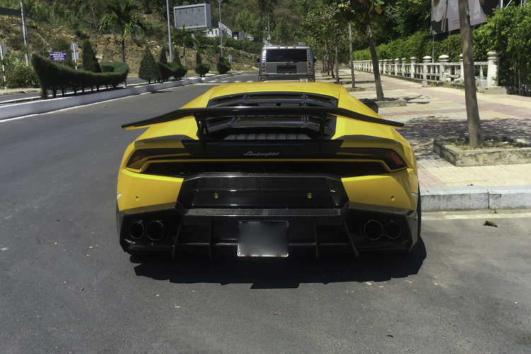 Gói độ từ thương hiệu Mansory còn bổ sung thêm cho xe một cánh gió cỡ lớn được làm từ sợi carbon được đặt theo hướng có phần chúc xuống nhằm tăng tối đa tính ổn định cho thân xe khi di chuyển nhanh, giúp chiếc Huracan nhanh chóng phanh lại khi gặp tình huống khẩn cấp. Đi kèm với đó còn là một nắp động cơ mới bằng sợi carbon thay thế cho nắp nhựa nguyên bản.