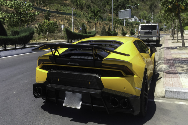 Lamborghini Huracan LP610-4 sử dụng khối động cơ V10 hút khí tự nhiên, dung tích 5.2 lít, sản sinh công suất cực đại 610 mã lực và mô men xoắn đạt mức 560 Nm.