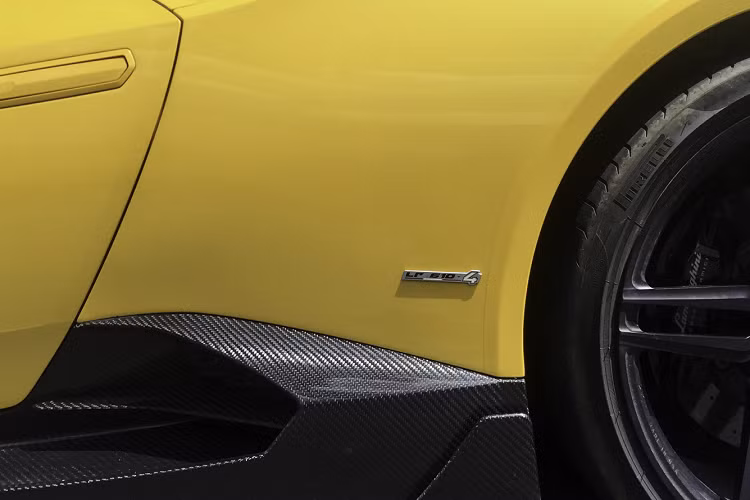 Xe được nâng cấp với hệ thống ống xả hiệu suất cao đến từ thương hiệu Fi, Đài Loan. Hệ thống ống xả này không chỉ cho ra âm thanh uy lực mà còn giúp xe tối ưu luồng khí khải, một phần gia tăng hiệu suất cho xe.